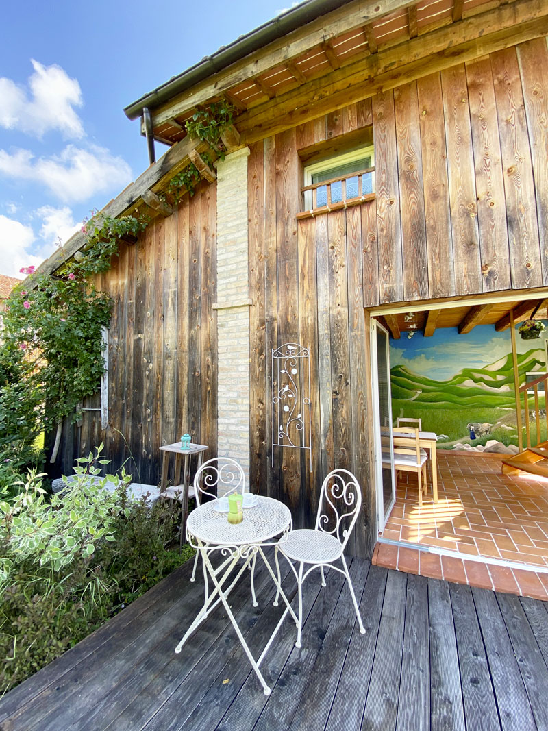 Chalet-casetta-dipinta-colazione-in-giardino-