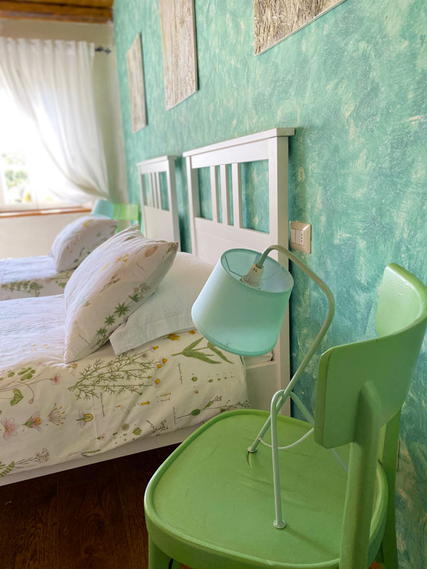 camera-della-pittura-comodino-sedia